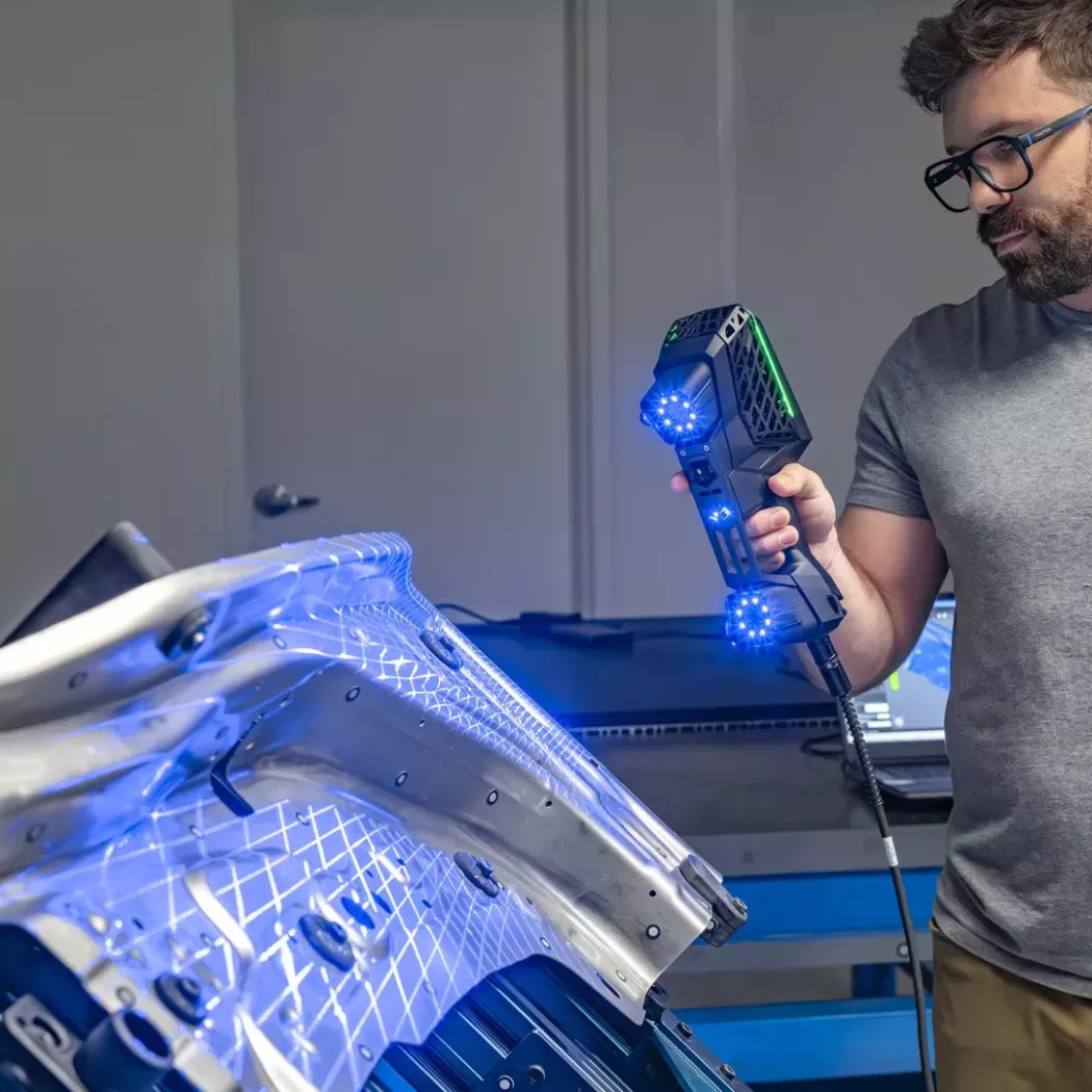 Inżynier wykonujący pomiar blachy przy użyciu skanera HandySCAN EVO