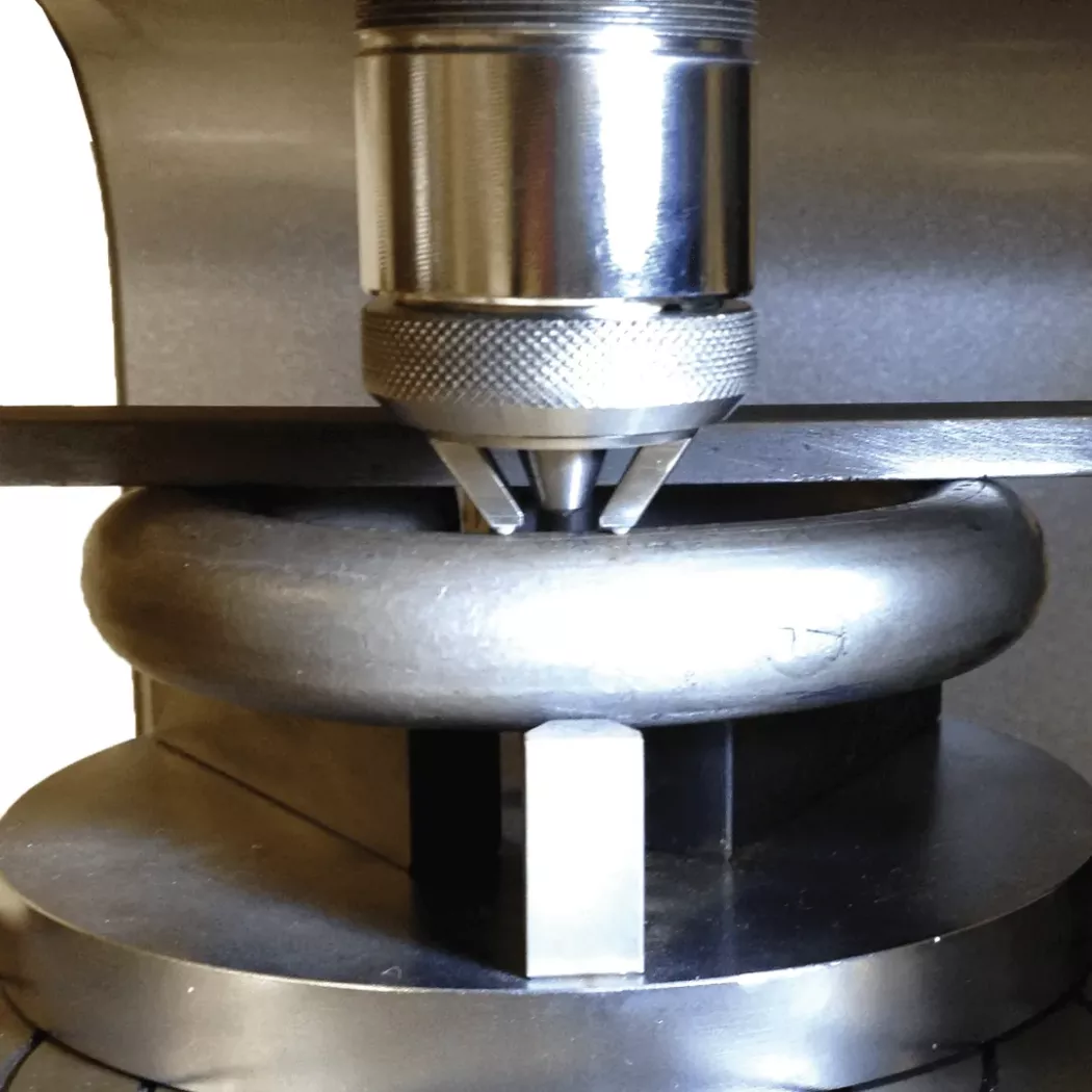 Ernst HTD 1500 – pomiar CHD i&nbsp;głębokości nawęglenia na elemencie pierścieniowym