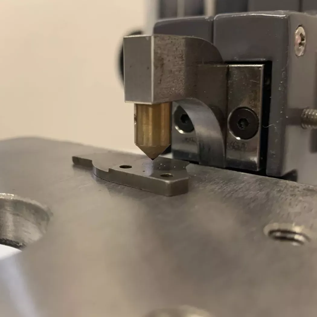 HTD 30 Ernst wykonuje pomiar CHD na elemencie metalowym