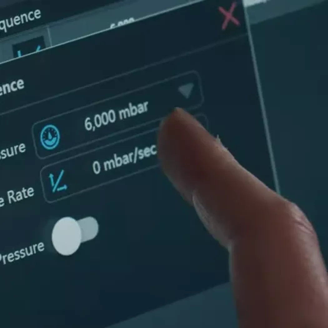 Pionowy docisk próbki w testerze HydroView zapewniający szczelność podczas badania wodoodporności