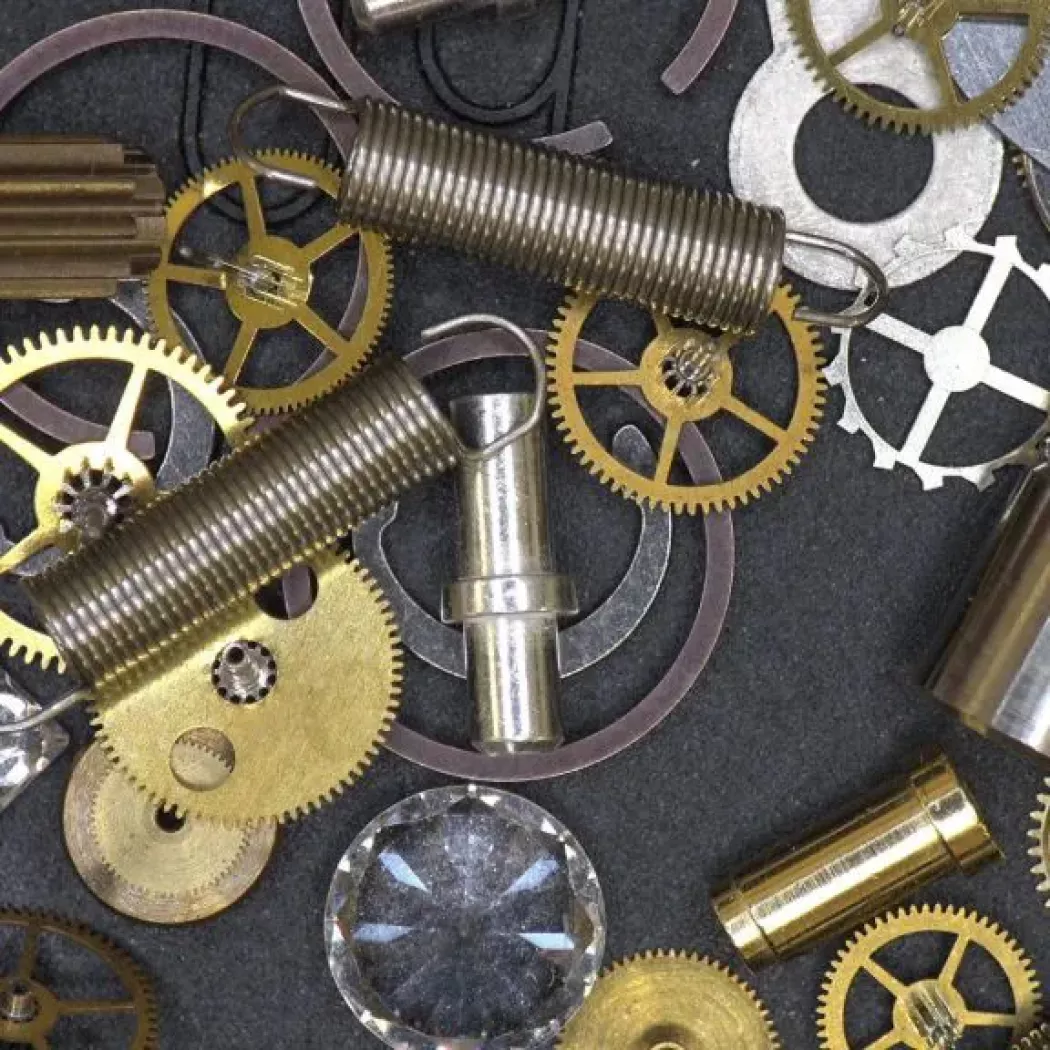 Koła zębate, sprężyny i&nbsp;detale zegarka oglądane pod mikroskopem cyfrowym INSPEX 4K w&nbsp;powiększeniu 10×