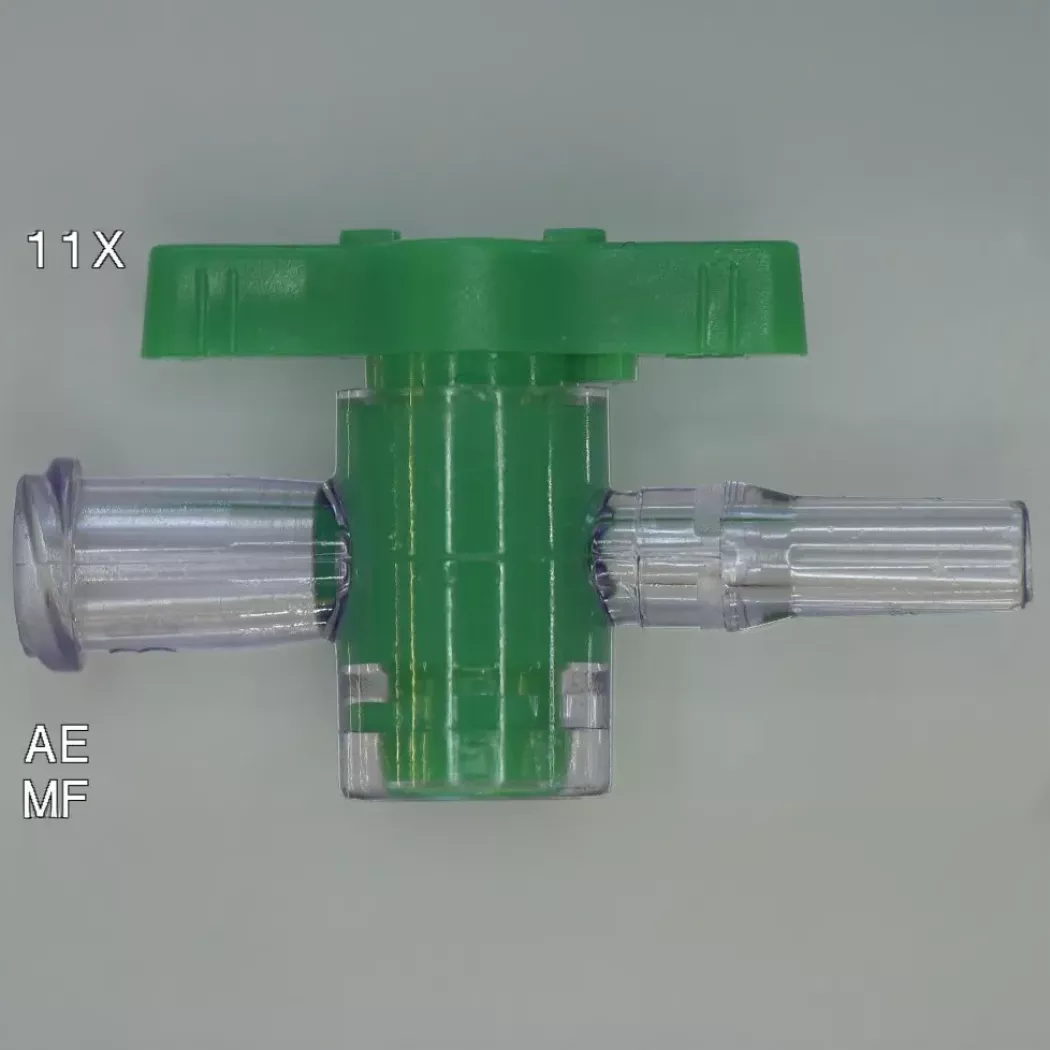 Zielony zawór medyczny do linii infuzyjnych oglądany pod mikroskopem cyfrowym INSPEX 4K w&nbsp;powiększeniu 11×