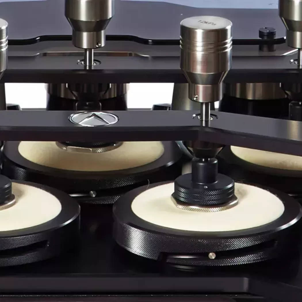 Zbliżenie na uchwyt próbki i&nbsp;głowicę testową urządzenia Martindale firmy James Heal