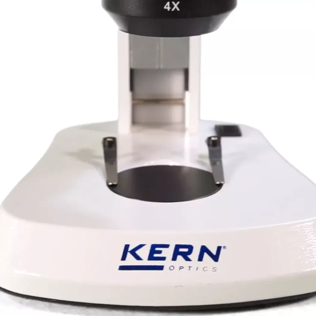 Podstawa mikroskopu stereoskopowego KERN OSF-4G z&nbsp;logo KERN – zbliżenie