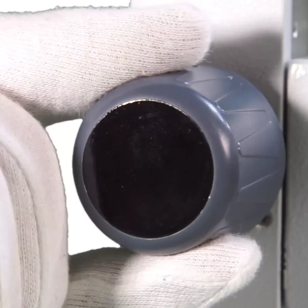 Pokrętło ustawiania ostrości w&nbsp;mikroskopie KERN OSF-4G – zbliżenie