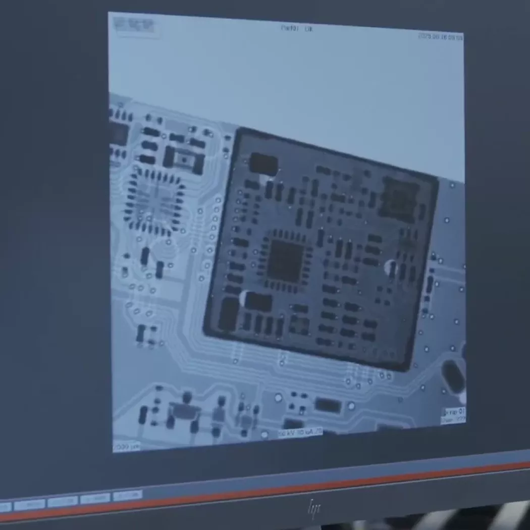 Kompaktowy system rentgenowski Phoenix Microme|x Neo z&nbsp;monitorem sterującym