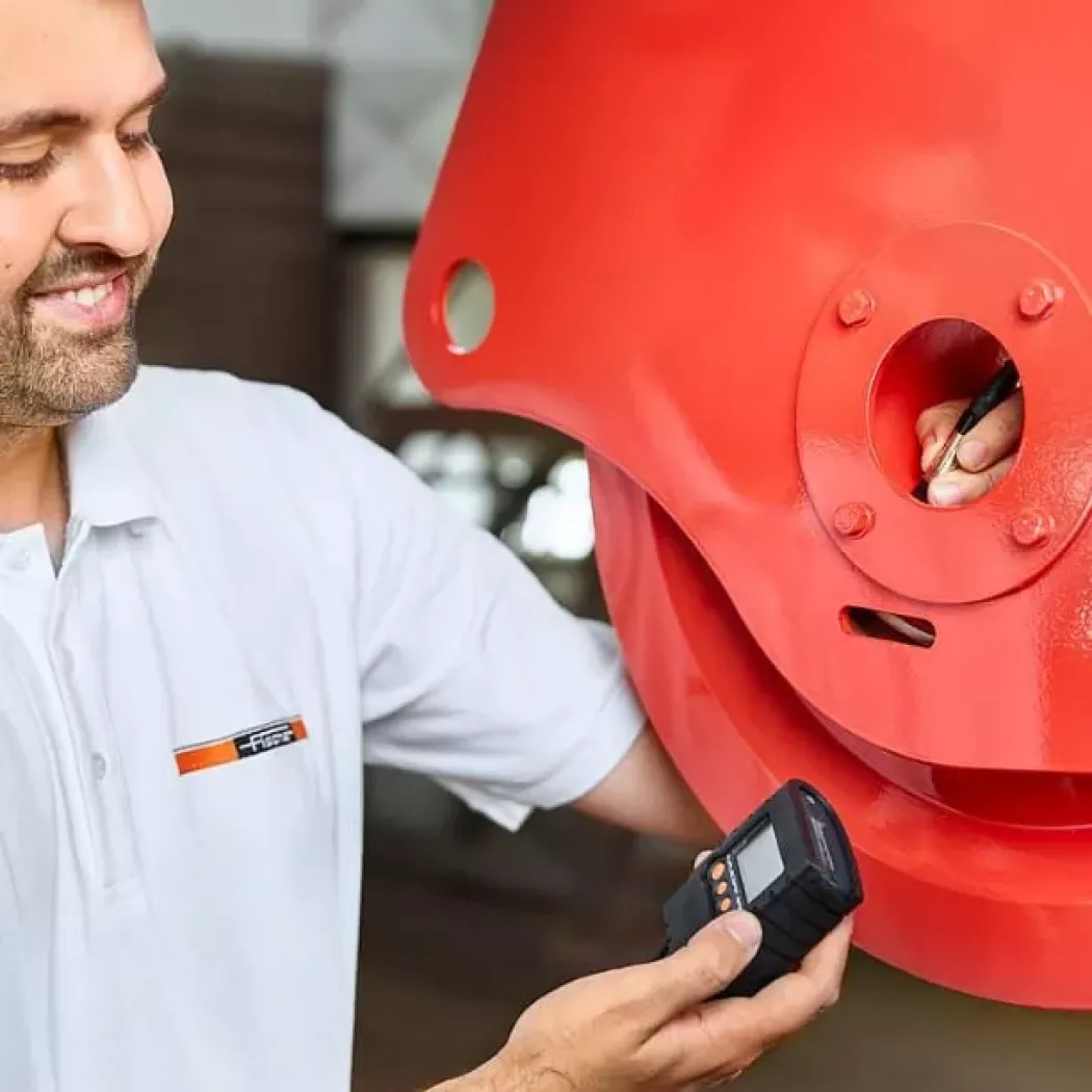 Pomiar grubości powłok ochronnych na dużym elemencie przemysłowym – miernik grubości powłok Fischer