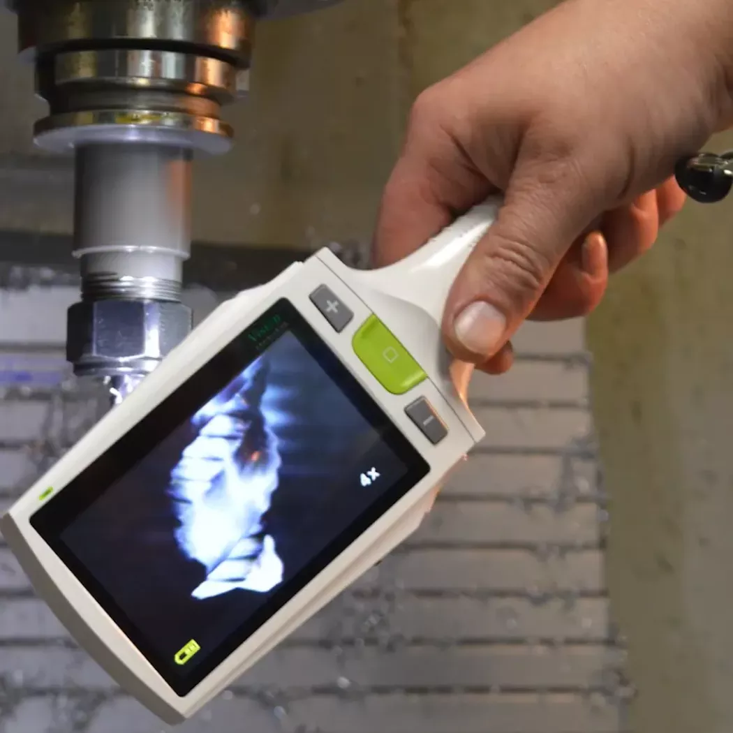 Lupa inspekcyjna cyfrowa Camβ rejestrująca obraz freza podczas procesu obróbki skrawaniem na maszynie CNC