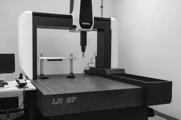 Współrzędnościowa maszyna pomiarowa (CMM) LH 87 w&nbsp;laboratorium, pomiar detalu.