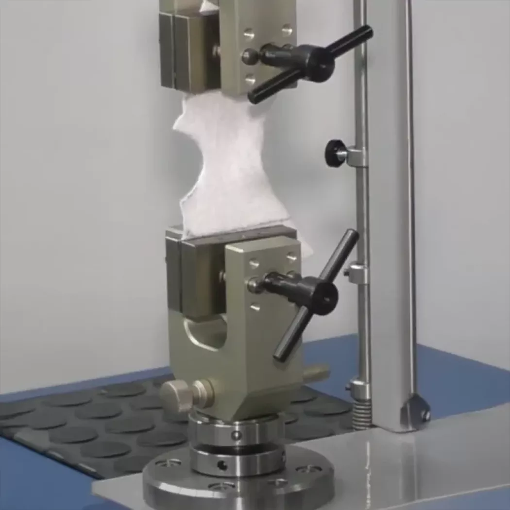 Badanie rozrywania tkaniny na maszynie wytrzymałościowej Inspekt solo