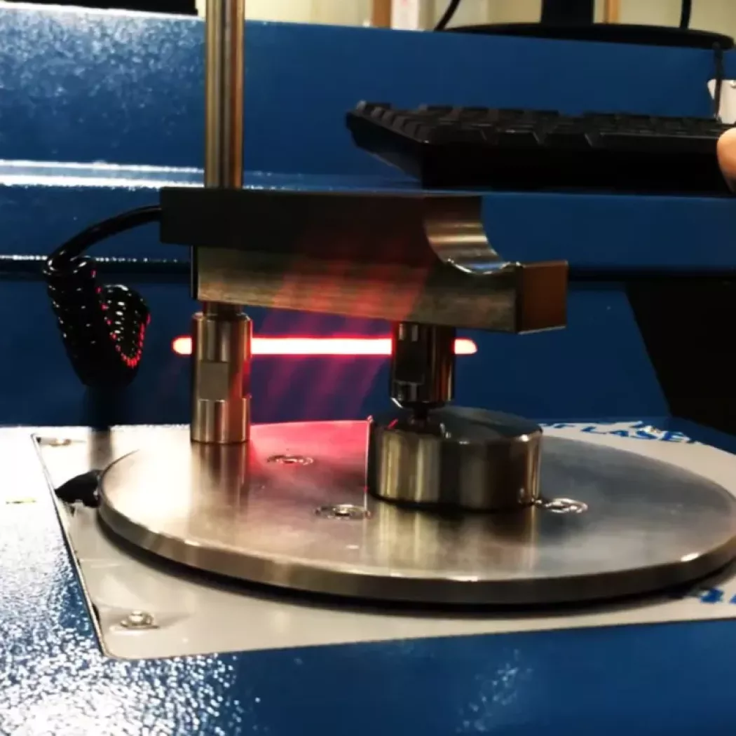 Proces pomiaru w&nbsp;spektrometrze Metal Lab Plus – wzbudzenie próbki i&nbsp;analiza składu