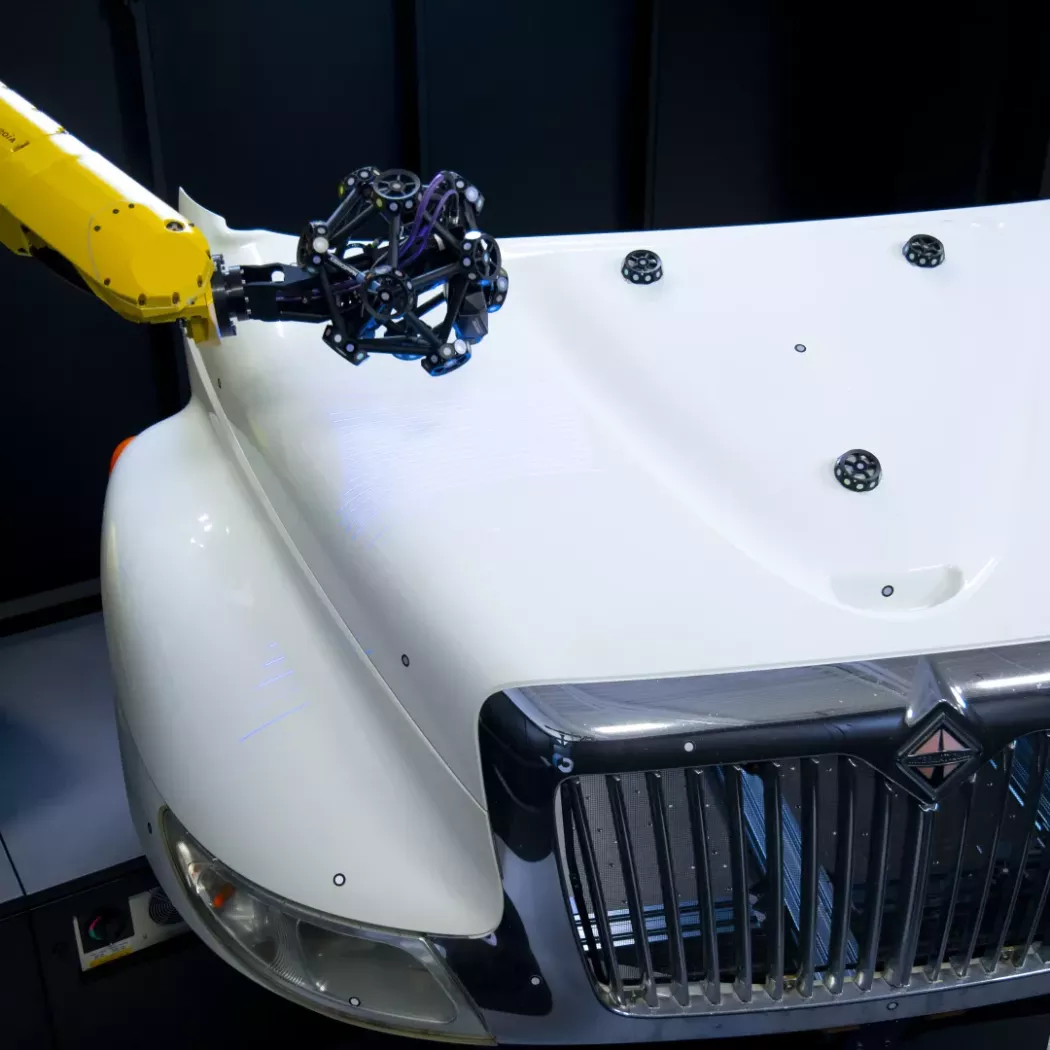 Robot z&nbsp;systemem MetraSCAN 3D R-Series skanujący maskę ciężarówki