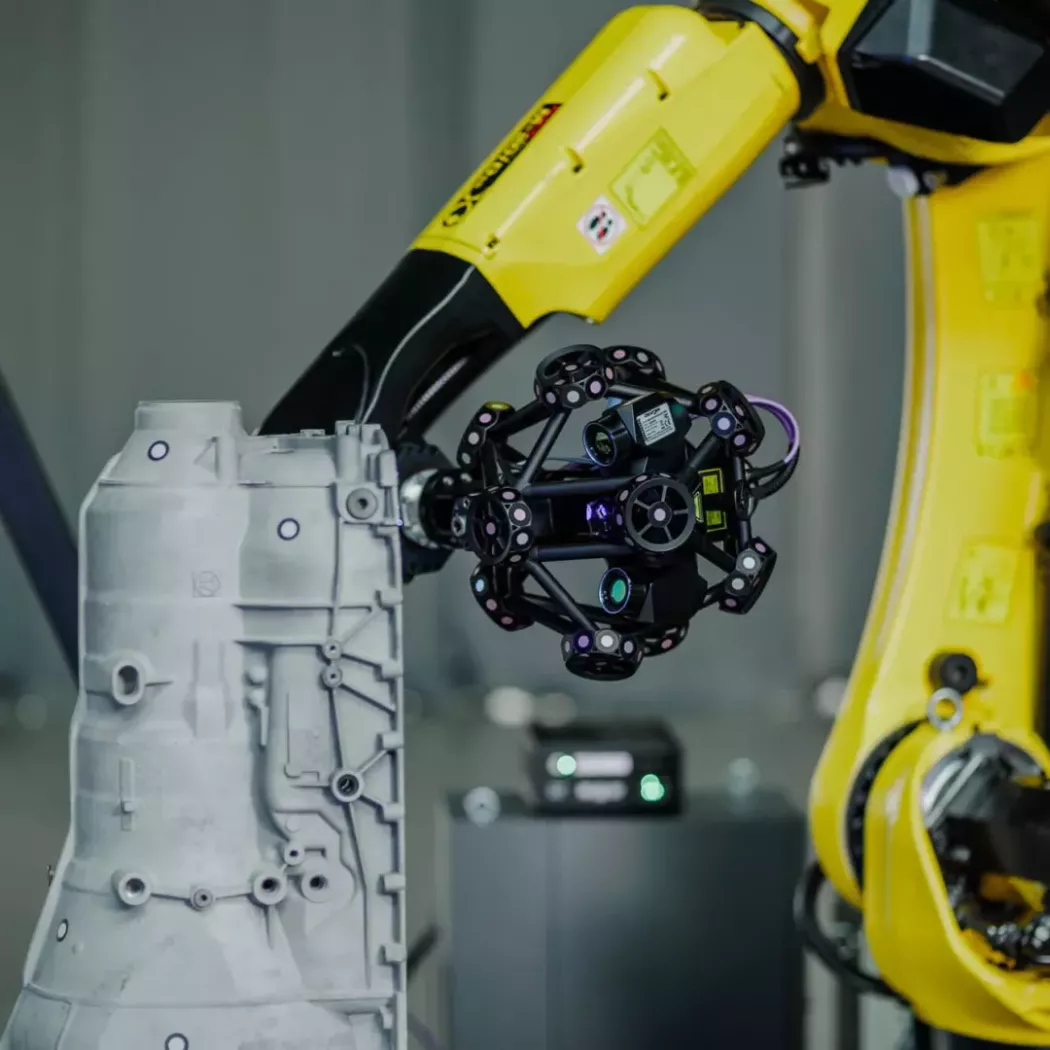 Robot z&nbsp;systemem MetraSCAN 3D R-Series skanujący odlew metalowy