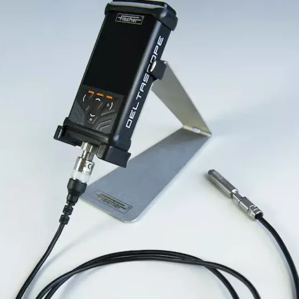 Urządzenie Fischer Deltascope z&nbsp;podłączoną sondą pomiarową
