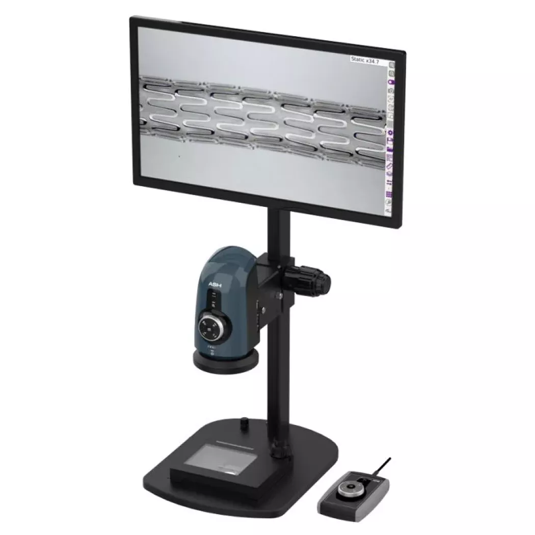 Mikroskop cyfrowy Omni 3 podczas inspekcji elementów metalowych z&nbsp;podglądem na ekranie