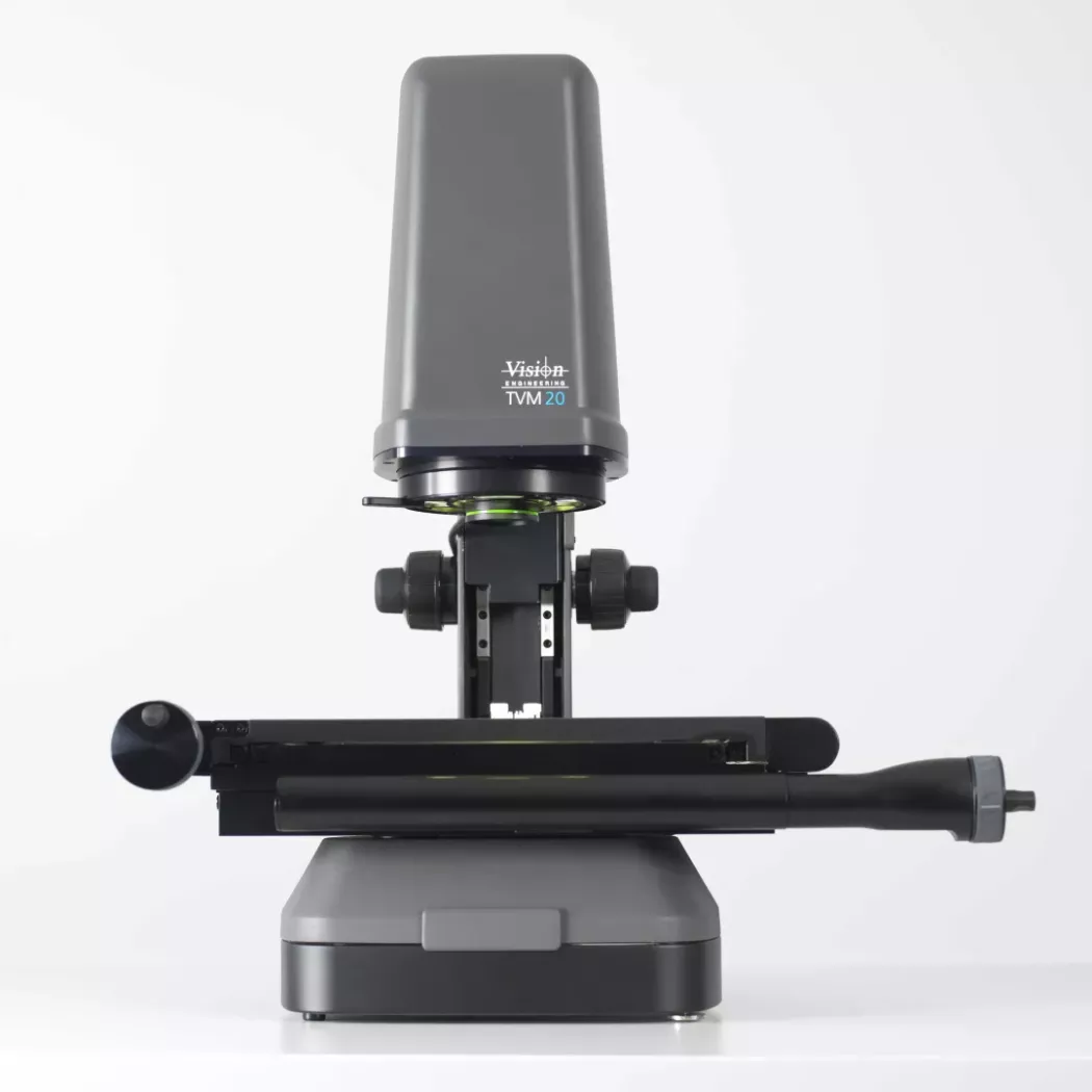 Widok frontowy mikroskopu pomiarowego FOV TVM20 z&nbsp;wysuniętym stołem do szybkich pomiarów 2D