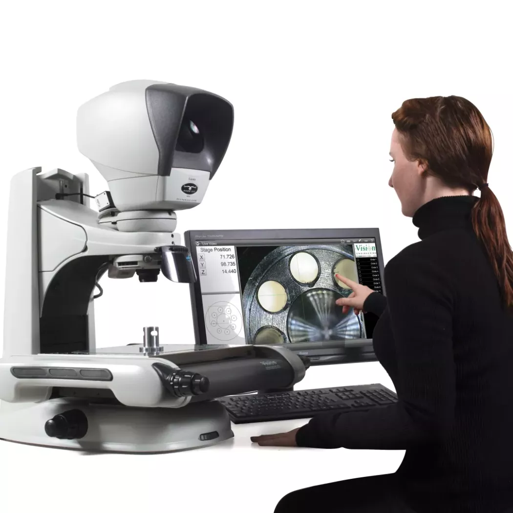 Operator analizuje detale na ekranie przy użyciu mikroskopu pomiarowego Hawk