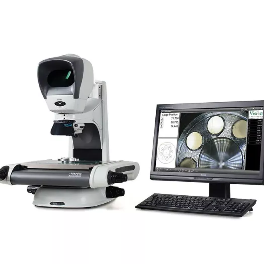 Mikroskop pomiarowy Hawk z&nbsp;monitorem prezentującym obraz mierzonych detali