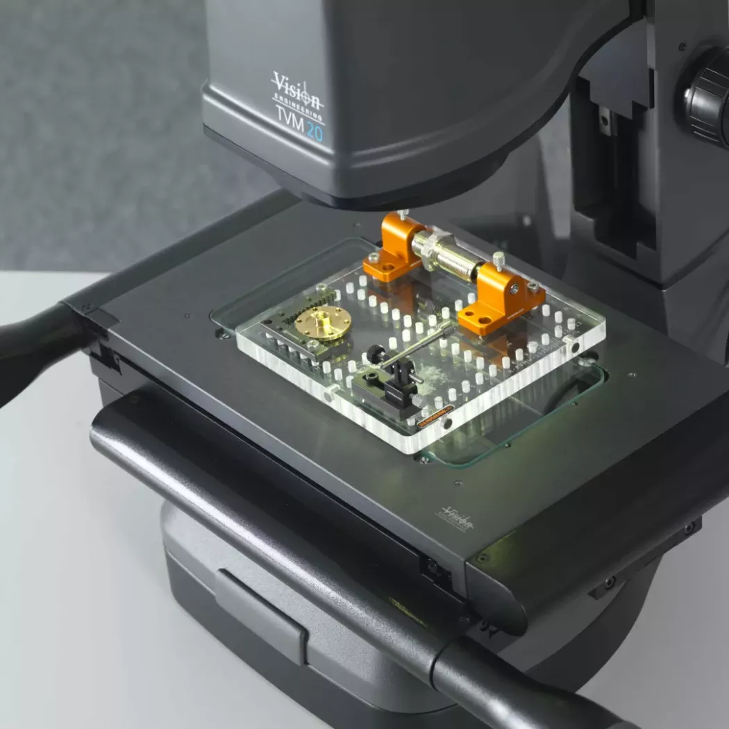 Stół pomiarowy mikroskopu pomiarowego TVM20 z&nbsp;uchwytem i&nbsp;mierzonym elementem