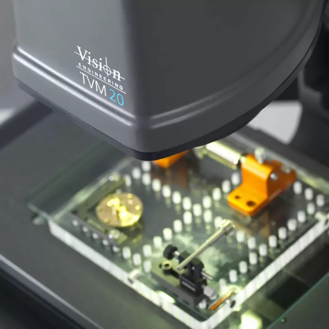 Zbliżenie na mierzony komponent zamocowany na stole mikroskopu pomiarowego TVM20 Vision Engineering