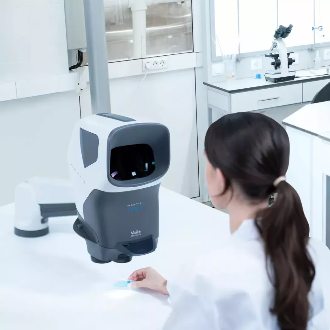 Operator w&nbsp;laboratorium korzysta z&nbsp;mikroskopu stereoskopowego Mantis PIXO