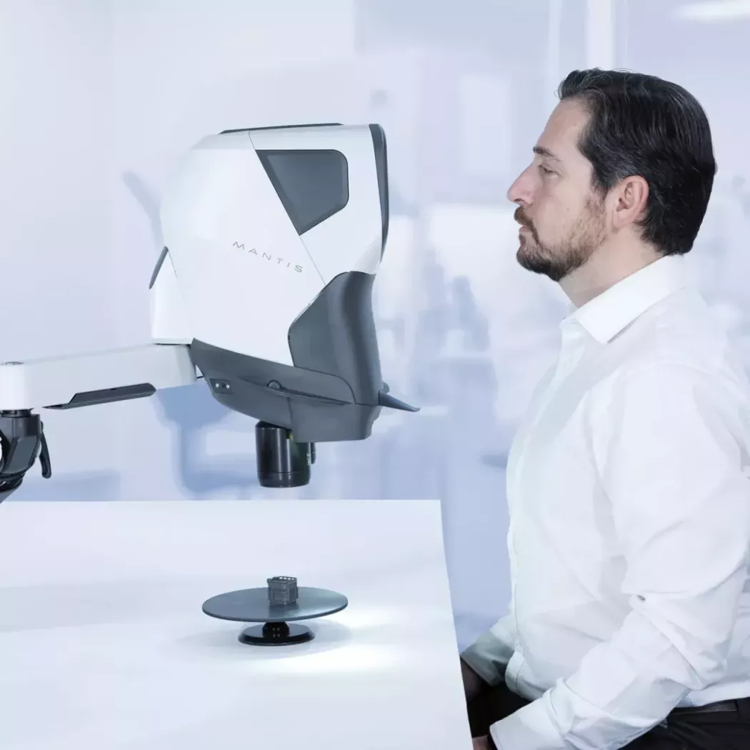 Operator pracuje przy mikroskopie stereoskopowym Mantis PIXO na stanowisku VERSO
