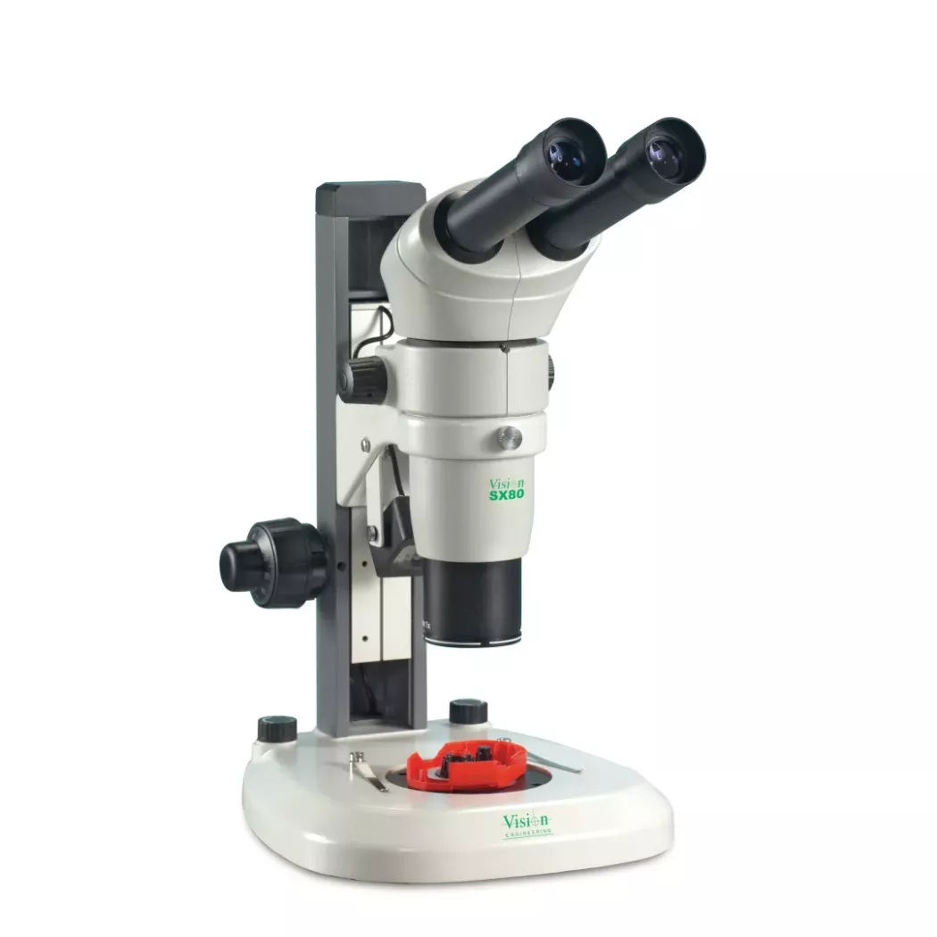 Mikroskop stereoskopowy SX80 na stoliku inspekcyjnym z&nbsp;mocowanym detalem do kontroli jakości