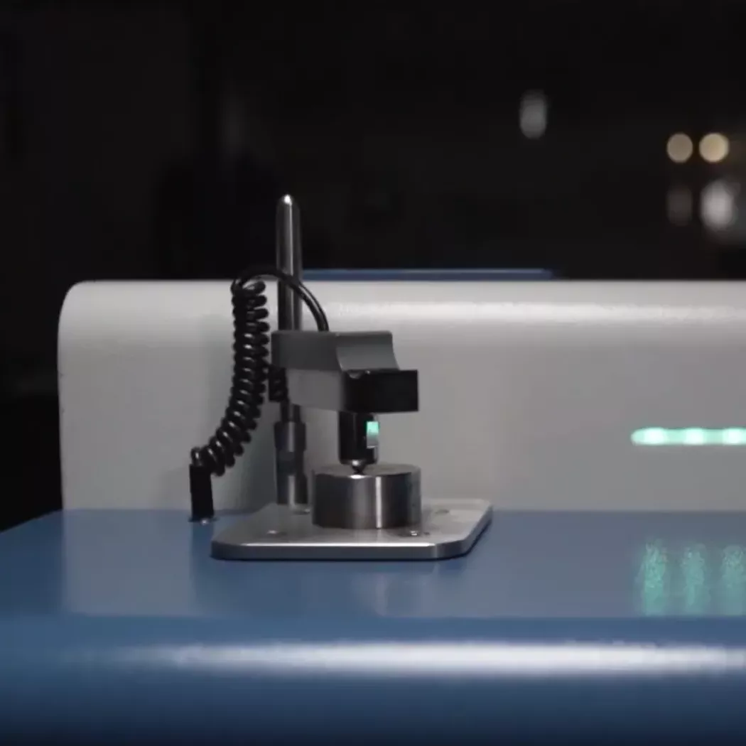 Widok spektrometru MiniLab 300 GNR – oznaczenie „mL300” na obudowie