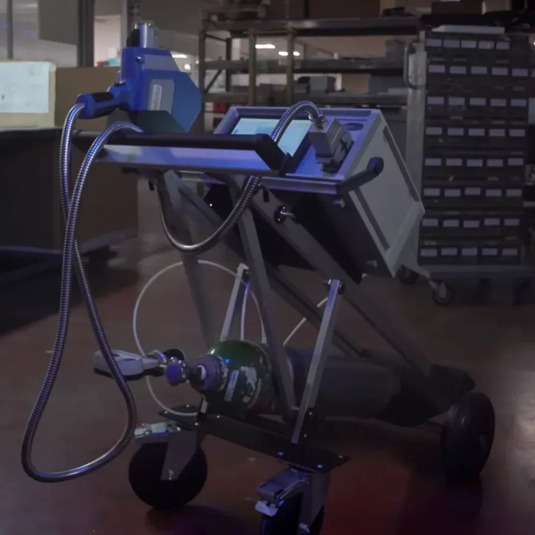 Zestaw ESAPORT PLUS na wózku: jednostka główna, przewody i&nbsp;butla argonu