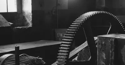 Zębate koło w&nbsp;zabytkowej walcowni Muzeum Hutnictwa Cynku w&nbsp;Katowicach.