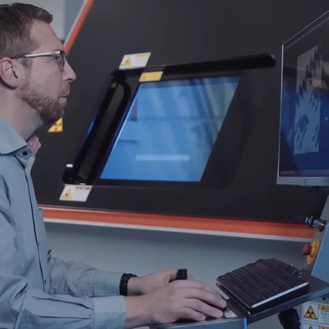 Inżynier podczas pracy z&nbsp;systemem rentgenowskim Phoenix Microme|x Neo