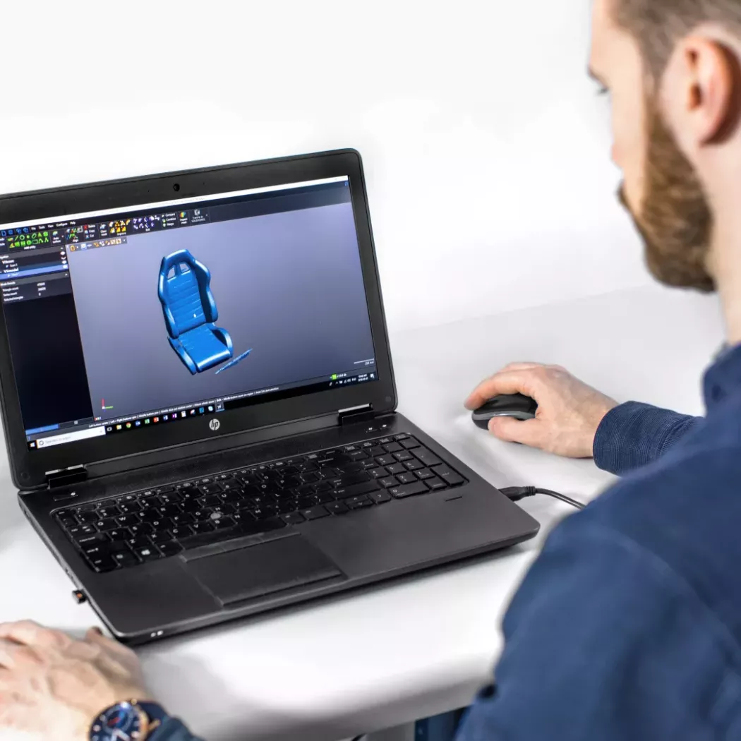 Student wykonujący analizę pomiarową w&nbsp;oprogramowaniu VXinspect na zajęciach