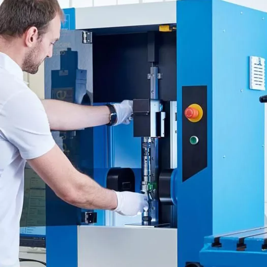 Operator obsługujący urządzenie pomiarowe Opticline CS305 – kontrola jakości