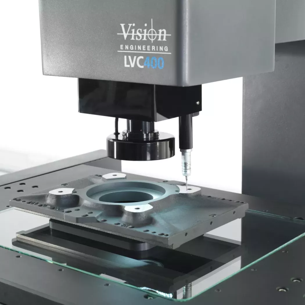 Optyczny system pomiarowy LVC 400 Vision Engineering z&nbsp;głowicą stykową mierzącą metalowy korpus
