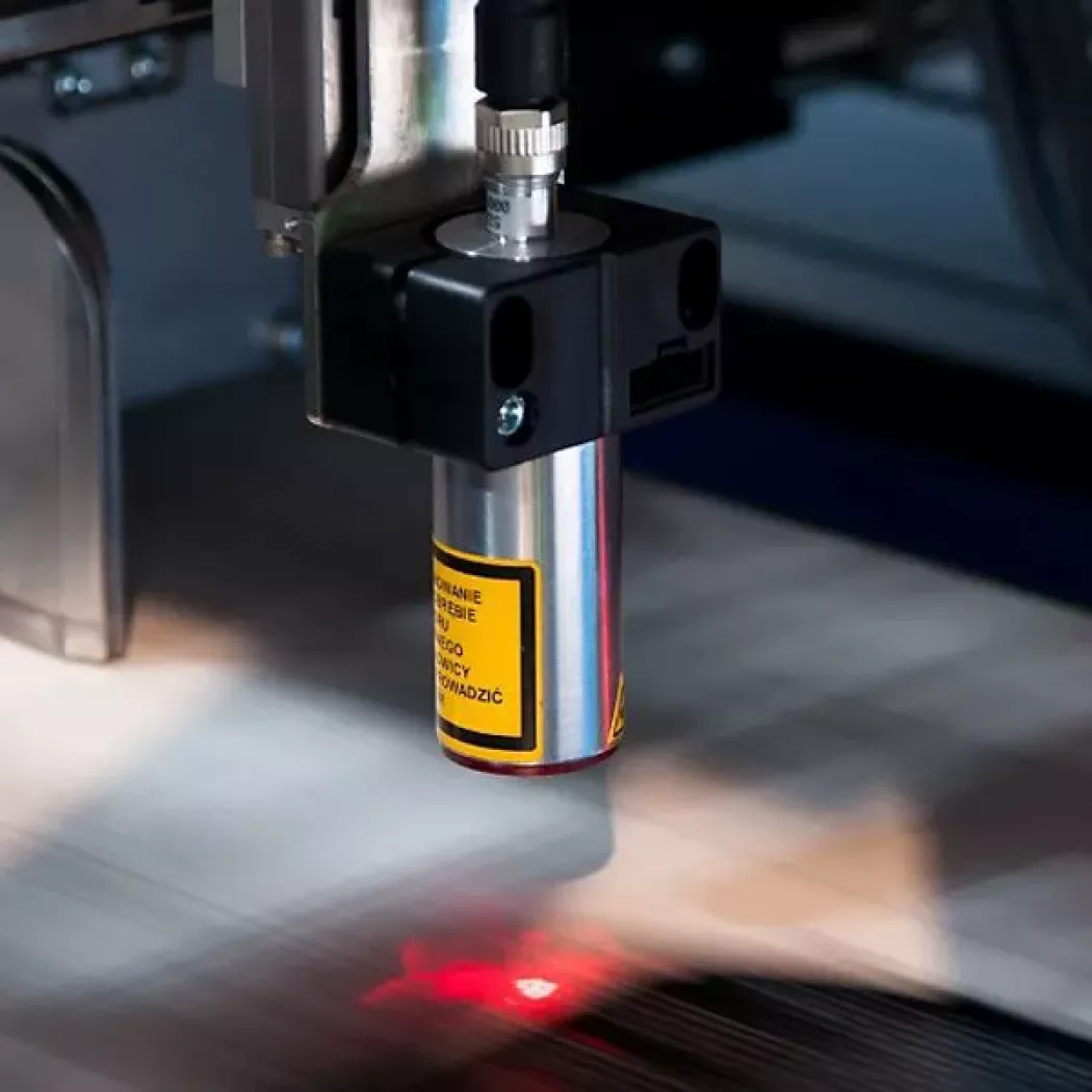 System pomiaru grubości powłok PaintChecker Industrial OptiSense podczas kontroli na linii produkcyjnej