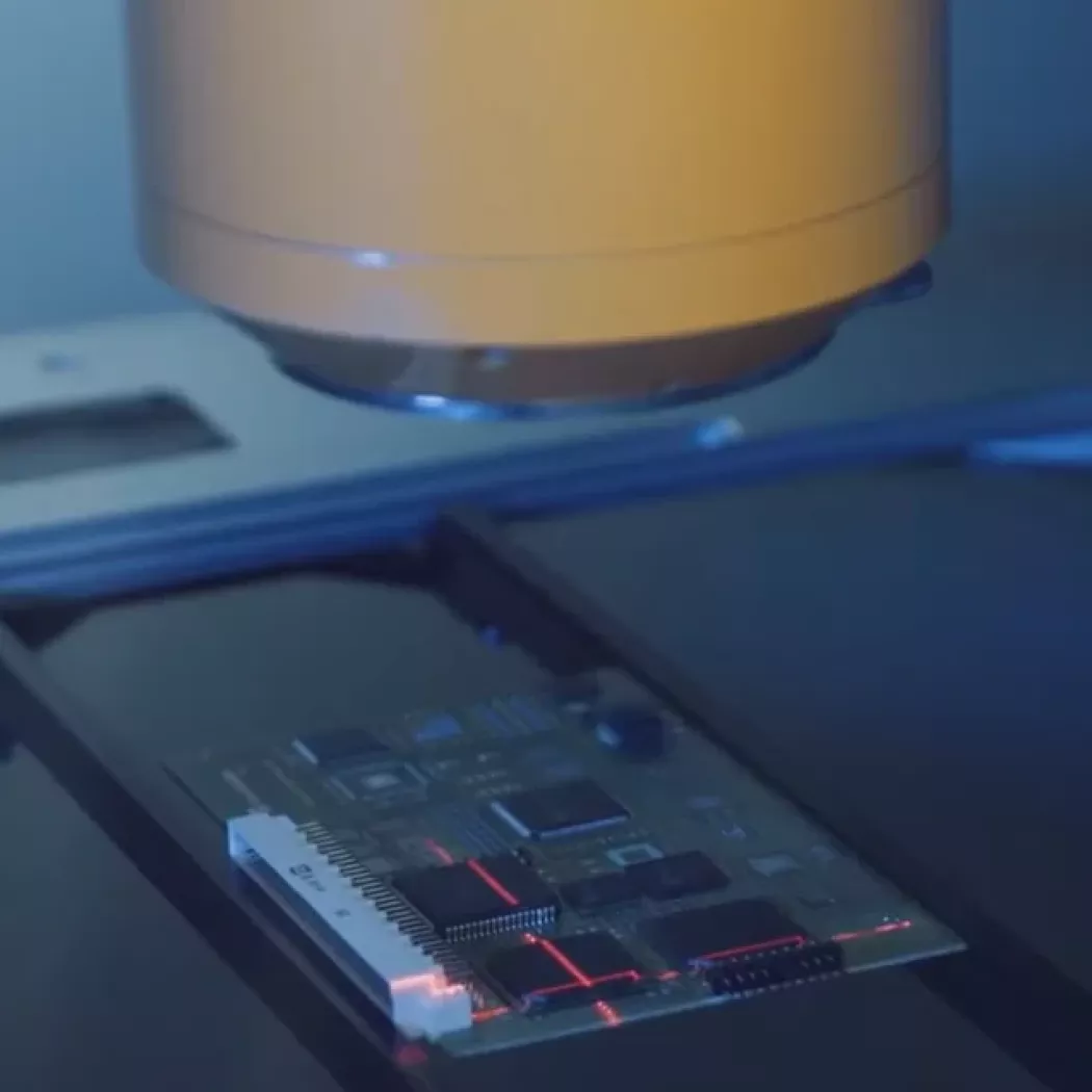 Zbliżenie na głowicę inspekcyjną Phoenix Nanomex Neo analizującą układ elektroniczny