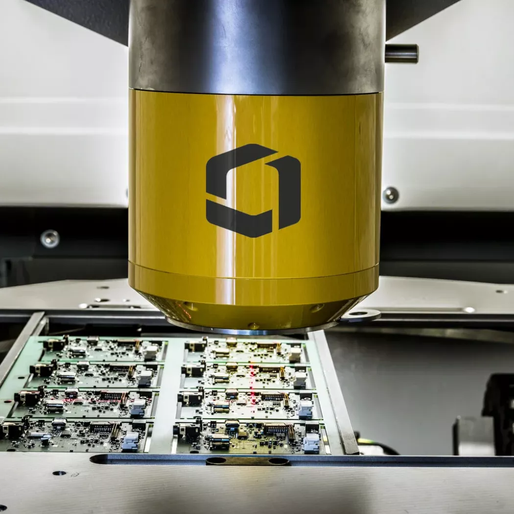 Zbliżenie na głowicę inspekcyjną Phoenix Nanomex Neo analizującą układ elektroniczny