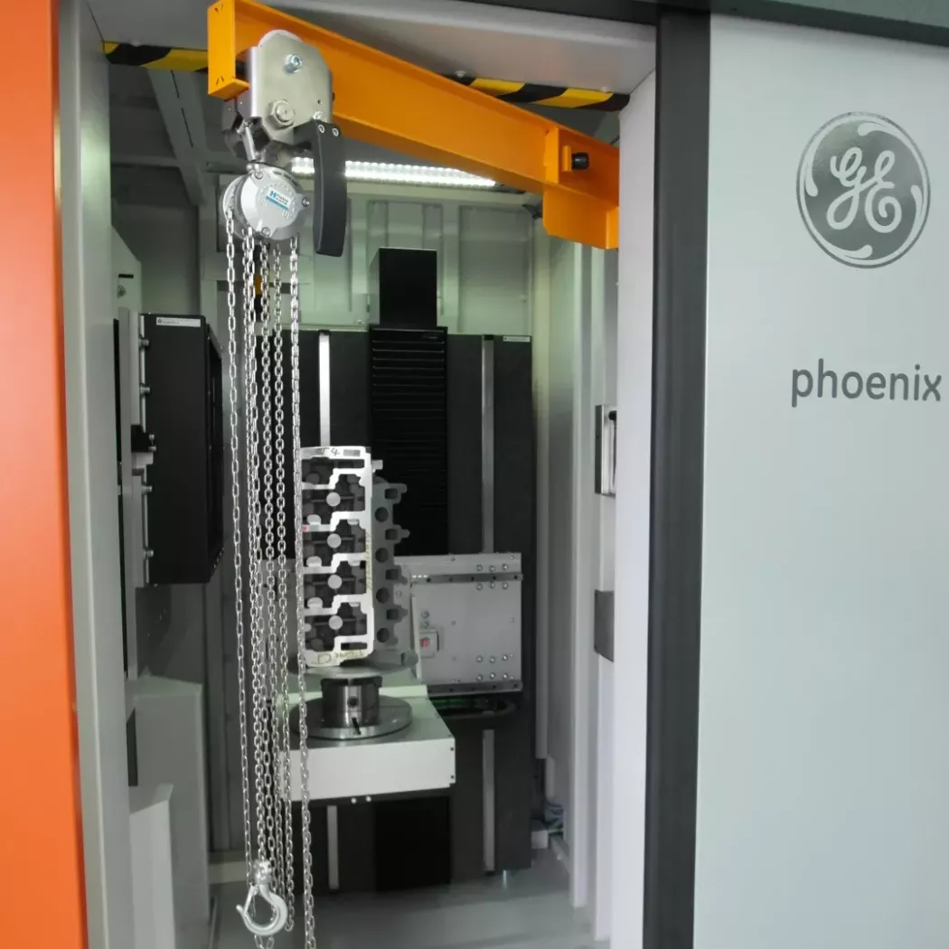 Wnętrze komory Phoenix V|tome|x C450 z&nbsp;systemem transportu próbek