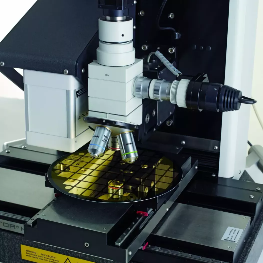 Nanotwardościomierz PICODENTOR HM500 wykonujący pomiar twardości płytki krzemowej typu wafer