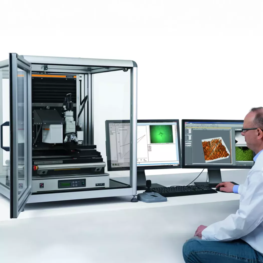 Kompletne stanowisko PICODENTOR HM500: osłona, urządzenie oraz analiza wyników na monitorach