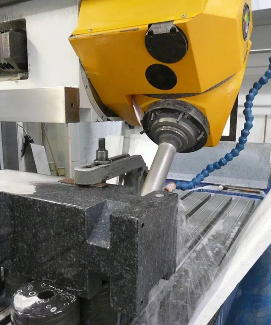 Głowica obróbcza wykonująca otwory/gniazda w&nbsp;płycie pomiarowej — Planolith