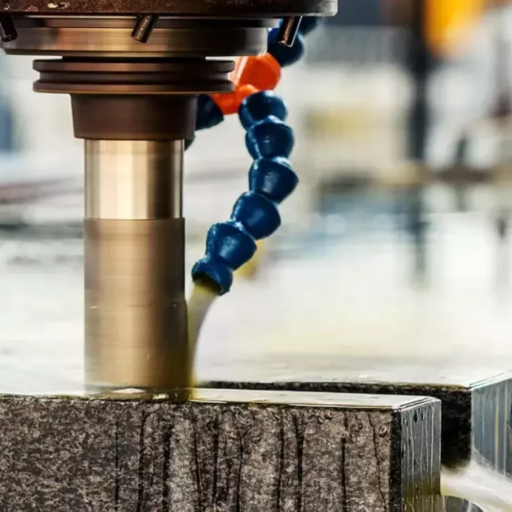 Frez z chłodzeniem podczas obróbki powierzchni płyty pomiarowej — Planolith