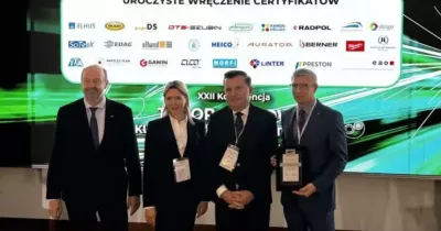 Uroczyste wręczenie certyfikatu członkostwa w&nbsp;Polskiej Izbie Kolei – przedstawiciele ITA na scenie.