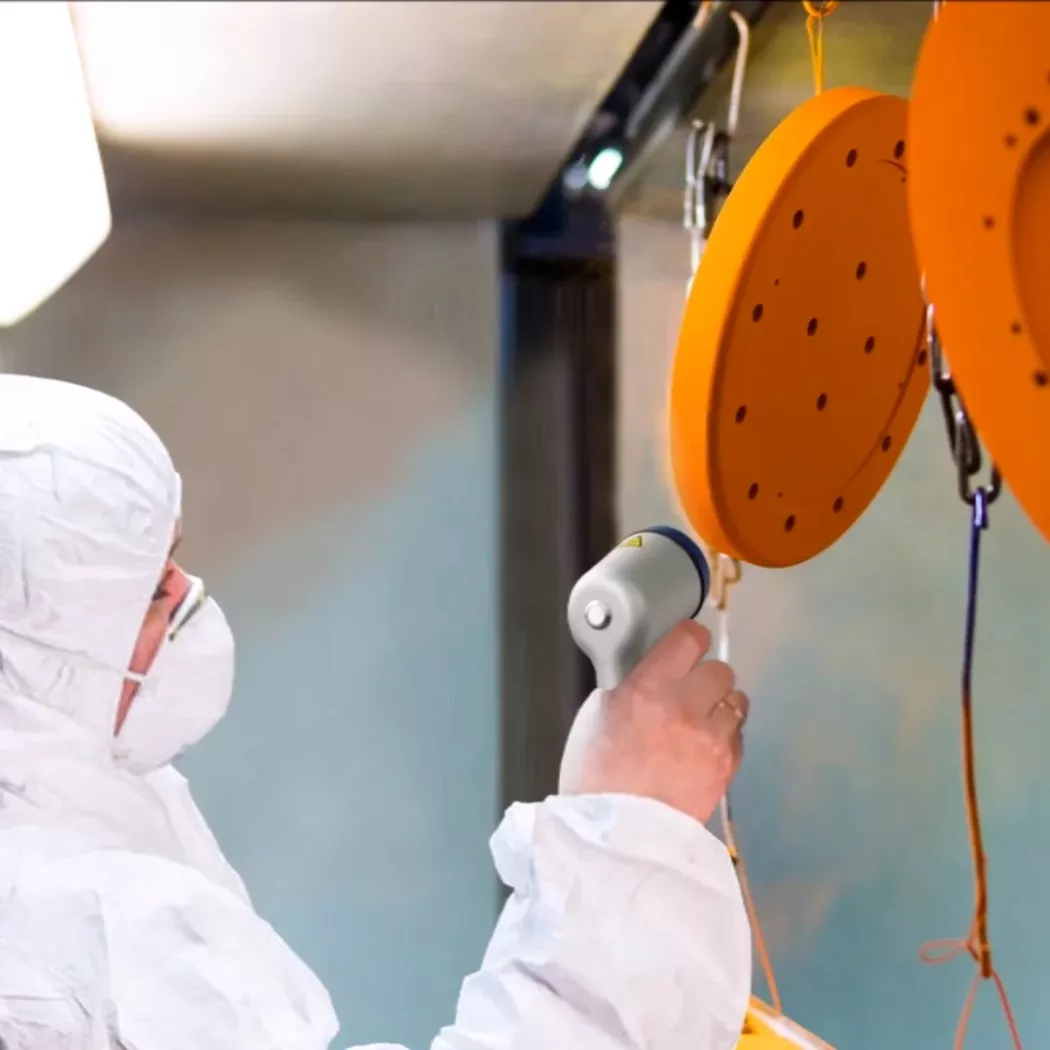 Operator dokonuje pomiaru grubości powłoki lakierniczej urządzeniem OptiSense PaintChecker Mobile w&nbsp;kabinie