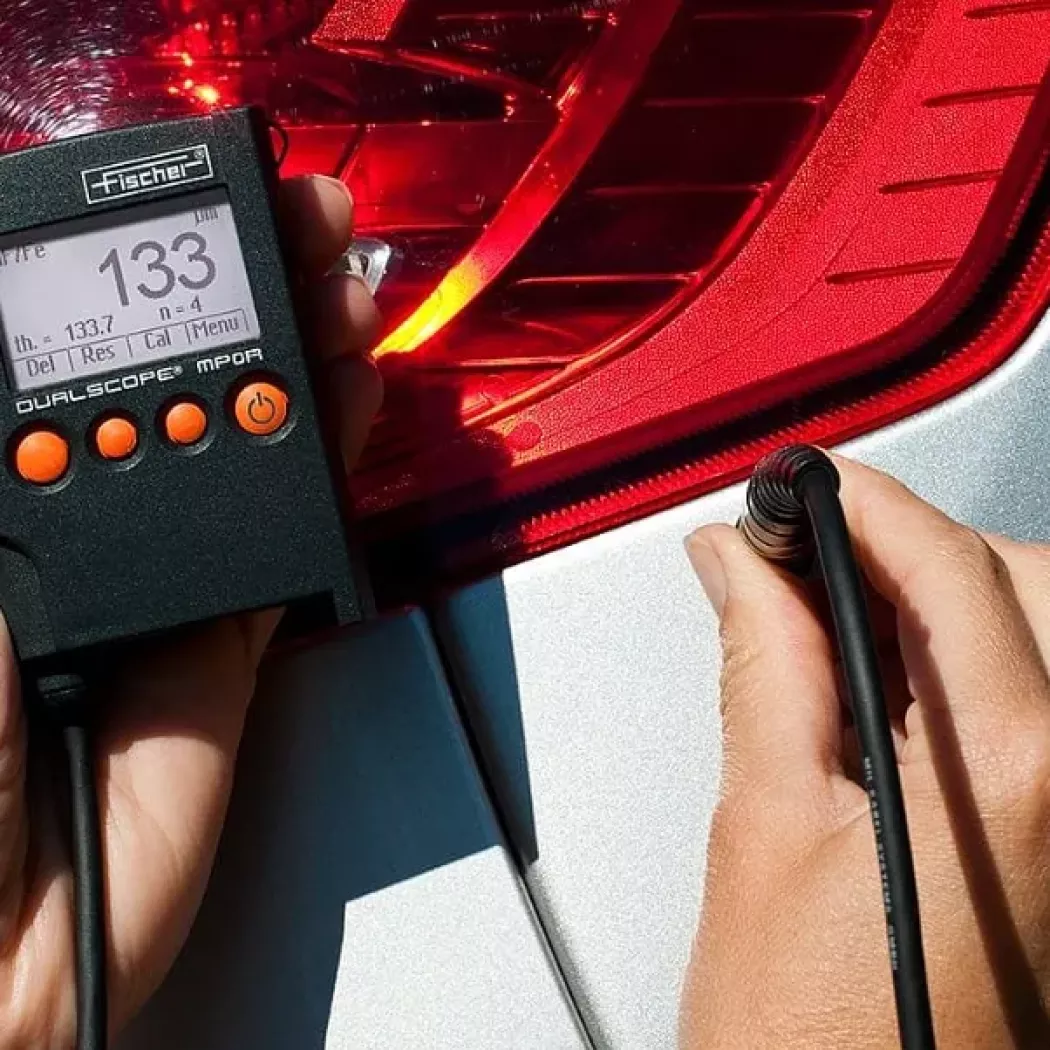 Badanie grubości powłoki ochronnej na powierzchni stalowej przy użyciu sondy pomiarowej