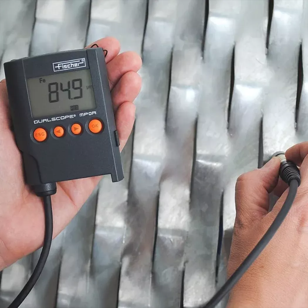 Miernik grubości powłok Fischer DUALSCOPE MP0R – pomiar na powierzchni metalowej