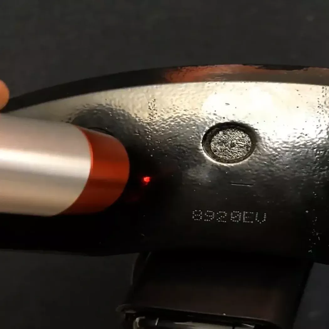 Czujnik laserowy OptiSense PaintChecker Mobile dokonujący pomiaru grubości powłoki na metalowym elemencie