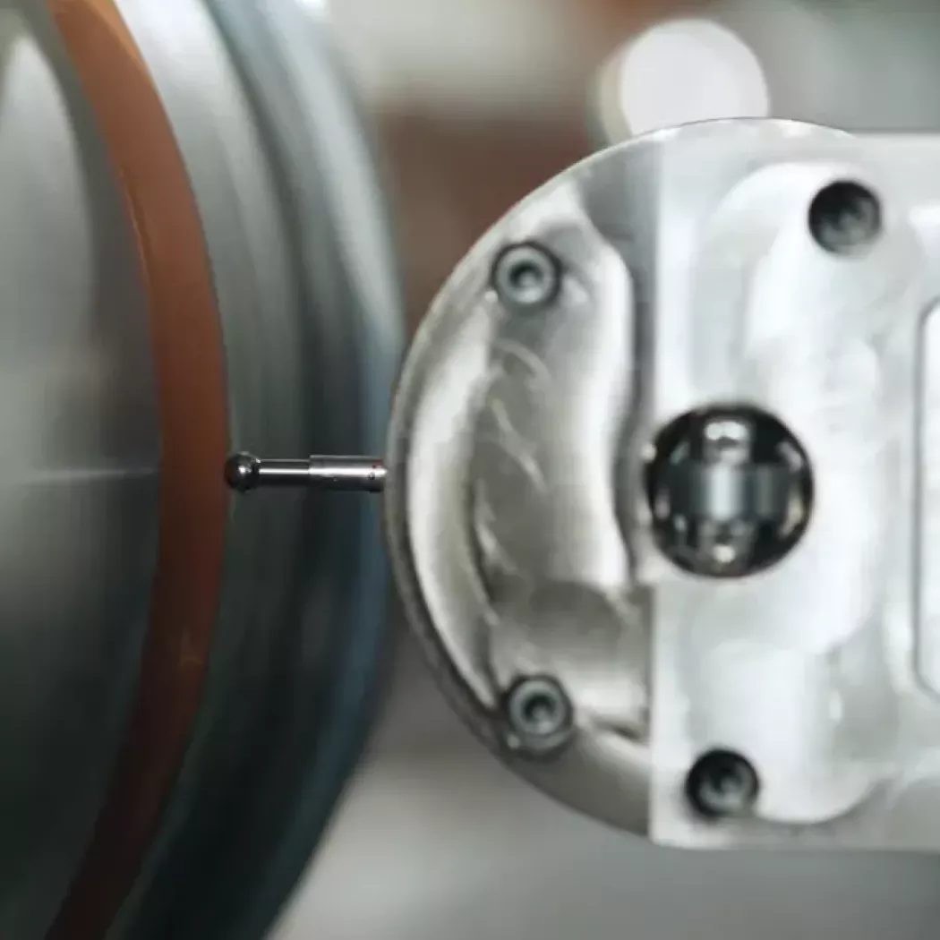 Końcówka kulowa sondy stykowej podczas pomiaru czopa wału – Premion M