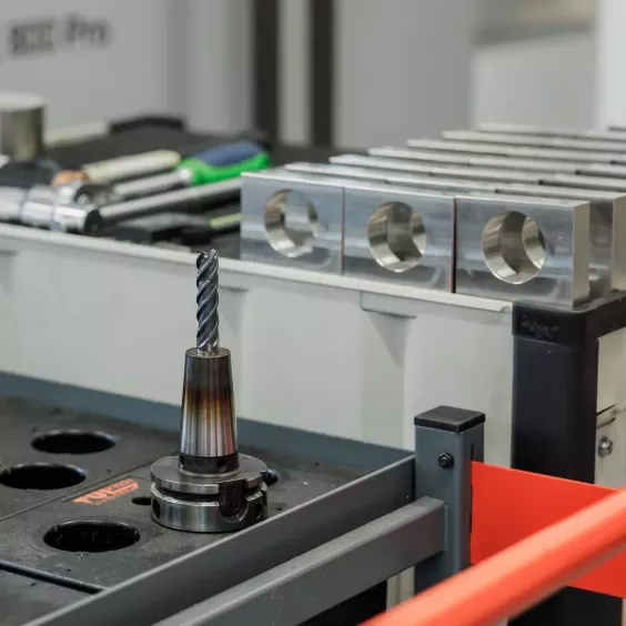 Wytwarzania narzędzi i&nbsp;element&oacute;w z&nbsp;węglik&oacute;w spiekanych i&nbsp;innych materiał&oacute;w trudnoobrabialnych.