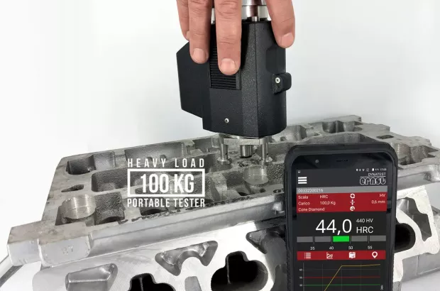 Pomiary twardości metodą Rockwella na głowicy silnika – twardościomierz DynaTEST i&nbsp;podgląd wyniku HRC na smartfonie